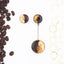 Orecchini pendenti asimmetrici con polvere di caffè e foglia dorata