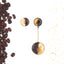 Orecchini pendenti asimmetrici con polvere di caffè e foglia dorata