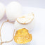 Collana a mezza luna con guscio d'uovo e foglia dorata