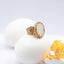 Anello in resina regolabile con guscio d'uovo bianco e foglia dorata