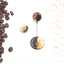 Orecchini pendenti asimmetrici con polvere di caffè e foglia dorata