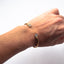 Bracciale rigido in ottone regolabile con fiore di non ti scordar di me