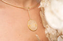 Girocollo con pendente di foglia Lunaria e dettagli dorati
