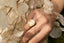 Anello con foglia di Lunaria e dettagli in foglia dorata