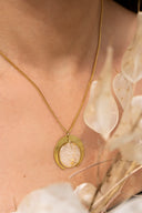 Collana con foglia di lunaria e pendente mezza luna dorata