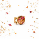 Anello in ottone con ritagli di fiori e frammenti dorati