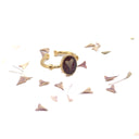 Anello in ottone con borsa del pastore su sfondo rosso