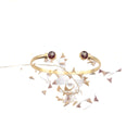 Bracciale rigido con borsa del pastore su sfondo rosso