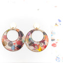 Orecchini a cerchio con coriandoli