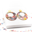 Orecchini a cerchio con coriandoli