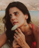 Anello a fascia in ottone con fiore di carota selvatica