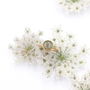 Anello in ottone con fiore di carota selvatica