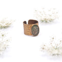 Anello a fascia in ottone con fiore di carota selvatica