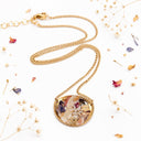 Collana con ritagli di fiori e frammenti dorati
