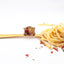 Anello in ottone con spaghetti, aglio e peperoncino