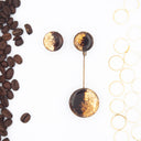 Orecchini pendenti asimmetrici con polvere di caffè e foglia dorata