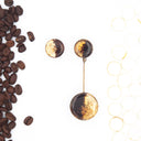 Orecchini pendenti asimmetrici con polvere di caffè e foglia dorata