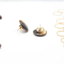 Orecchini a lobo con polvere di caffè e foglia dorata