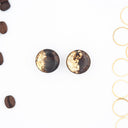 Orecchini a lobo con polvere di caffè e foglia dorata