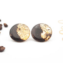 Orecchini a lobo con polvere di caffè e foglia dorata - versione più grande