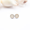 orecchini a lobo con buccia di cipolla bianca