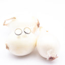 orecchini a lobo con buccia di cipolla bianca