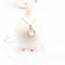 collana con ciondolo in resina e buccia di cipolla bianca