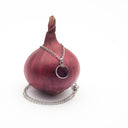 collana con ciondolo in resina e buccia di cipolla rossa