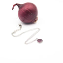 collana con ciondolo in resina e buccia di cipolla rossa