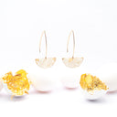 Orecchini pendenti con guscio d'uovo e foglia dorata