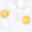 Orecchini pendenti in resina con guscio d'uovo e foglia dorata