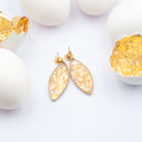 Orecchini pendenti in resina con guscio d'uovo e foglia dorata