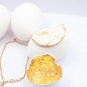 Collana a mezza luna con guscio d'uovo e foglia dorata