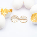 Orecchini da lobo in resina con guscio d'uovo e foglie d'oro