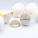 Orecchini da lobo in resina con guscio d'uovo e foglie d'oro