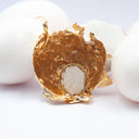 Anello in resina regolabile con guscio d'uovo bianco e foglia dorata