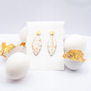 Orecchini pendenti in resina con guscio d'uovo e foglia dorata