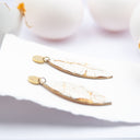 Orecchini pendenti in resina con guscio d'uovo e foglia dorata