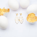 Orecchini pendenti in resina con guscio d'uovo e foglia dorata