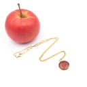 collana con ciondolo in resina e buccia di mela rossa