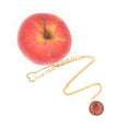 collana con ciondolo in resina e buccia di mela rossa