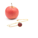collana con ciondolo in resina e buccia di mela rossa