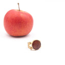 Anello in ottone con buccia di mela rossa