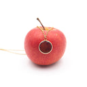 collana con ciondolo in resina e buccia di mela rossa