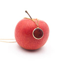 collana con ciondolo in resina e buccia di mela rossa