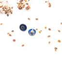 Orecchini da lobo con seme di ombrellino pugliese su sfondo blu