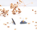 Orecchini da lobo con seme di ombrellino pugliese su sfondo blu