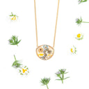 Collana con ciondolo in resina e fiori primaverili