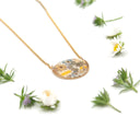 Collana con ciondolo in resina e fiori primaverili
