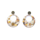 Orecchini a cerchio con fiori primaverili